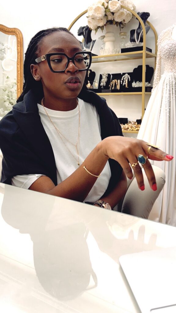 Consultation à l’atelier Laurena DS, devant les robes et accessoires