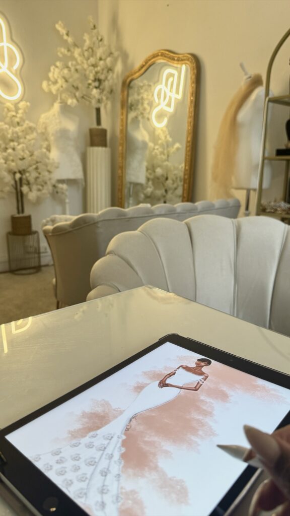 Croquis d’une robe de mariée dessiné à la main dans le salon de l’atelier