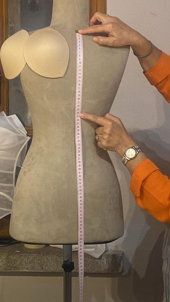 Prise de mesures au mètre ruban sur un mannequin de couture