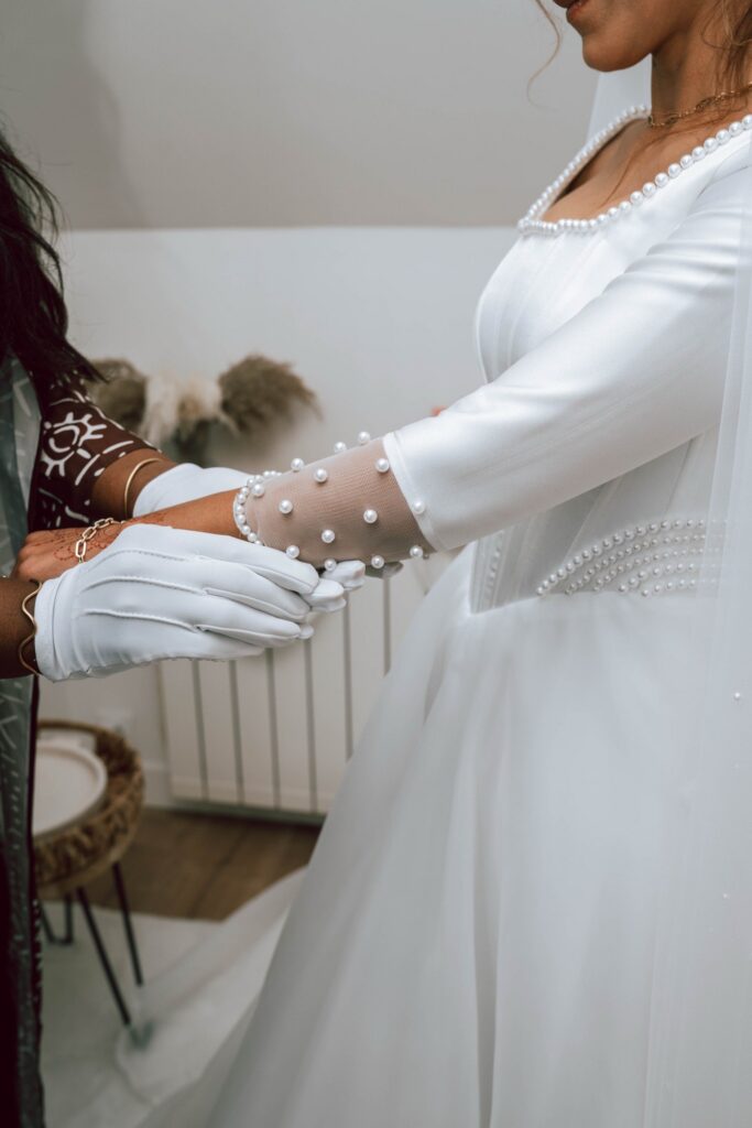 Ajustement de la robe de la mariée le jour du mariage