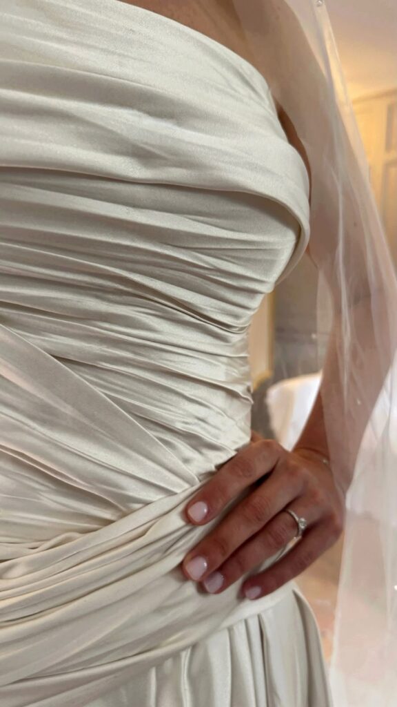 Robe de mariée, détail du drapé et voile