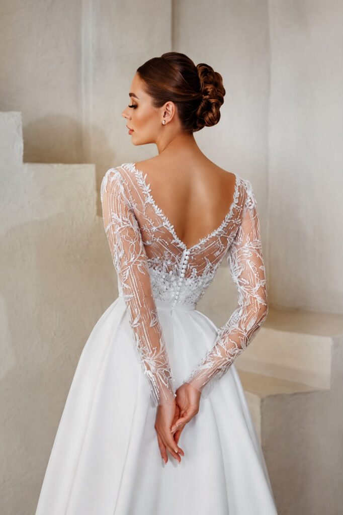 Robe de mariée, dos boutonné en dentelle rebrodée
