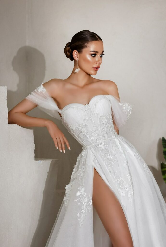 Robe de mariée, corset fleuri en détail