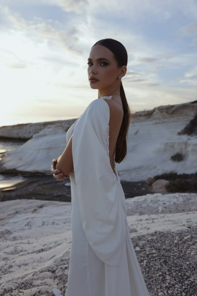 Robe de mariée, manches capes de profil