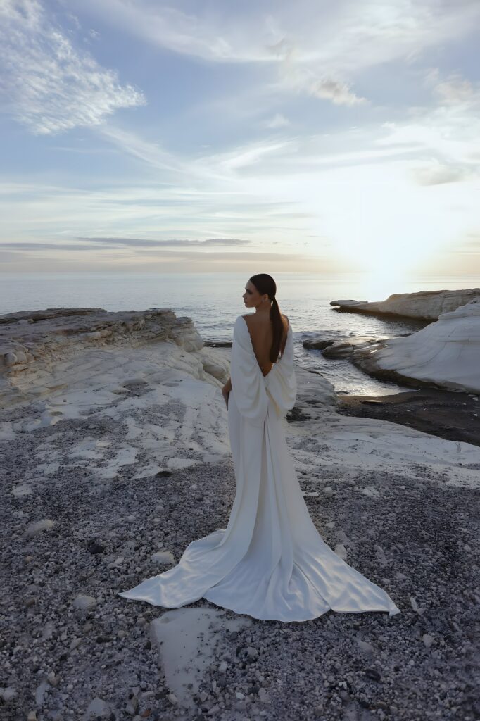 Robe de mariée dos ouvert, bord de mer