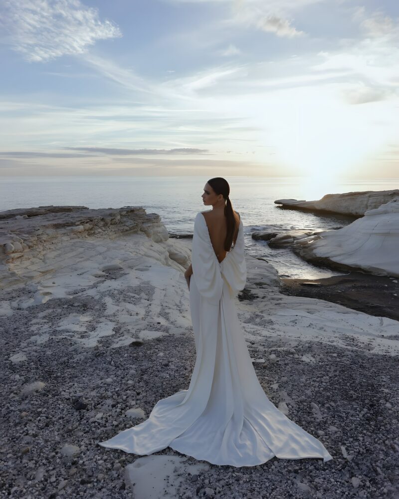 Robe de mariée dos ouvert, bord de mer