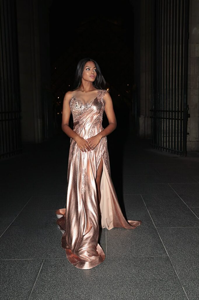 Robe de soirée en lamé or rosé, vue d'ensemble