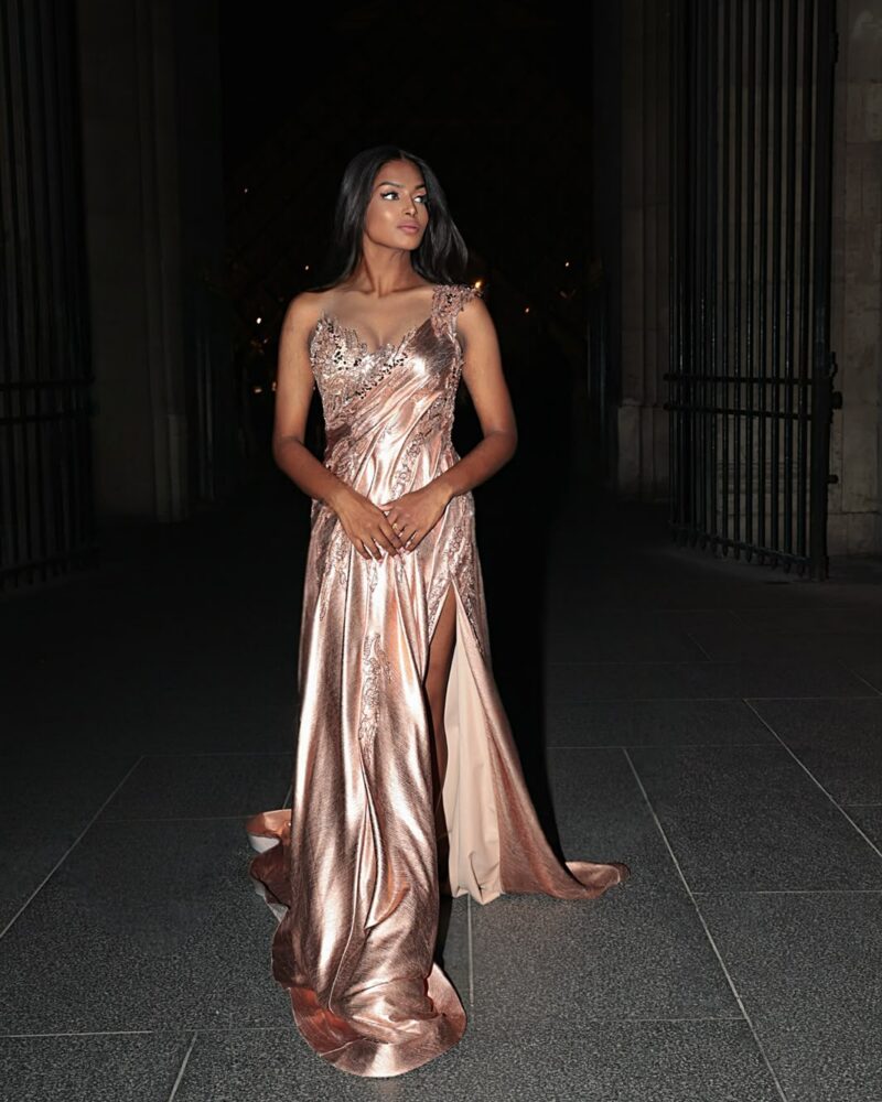 Robe de soirée en lamé or rosé, vue d'ensemble