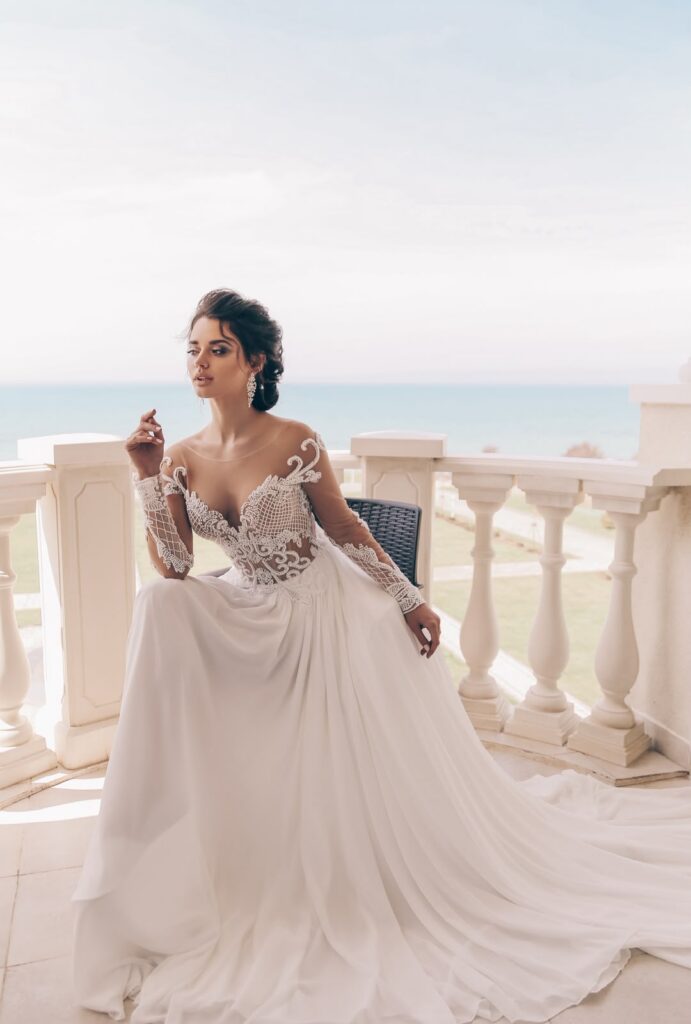 Robe de mariée en dentelle perlée, manches longues
