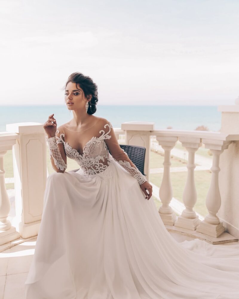 Robe de mariée en dentelle perlée, manches longues