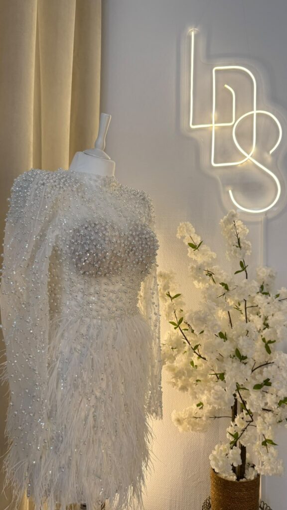 Création sur-mesure en plumes et perles, à l'atelier