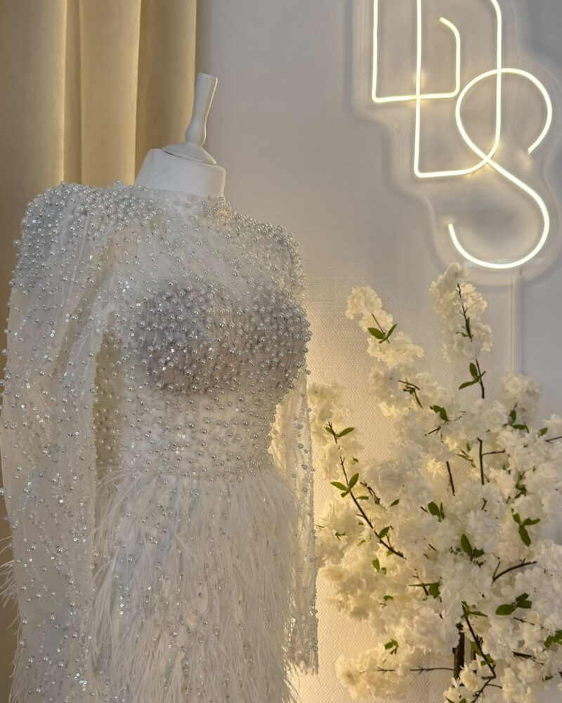 Création sur-mesure en plumes et perles, à l'atelier