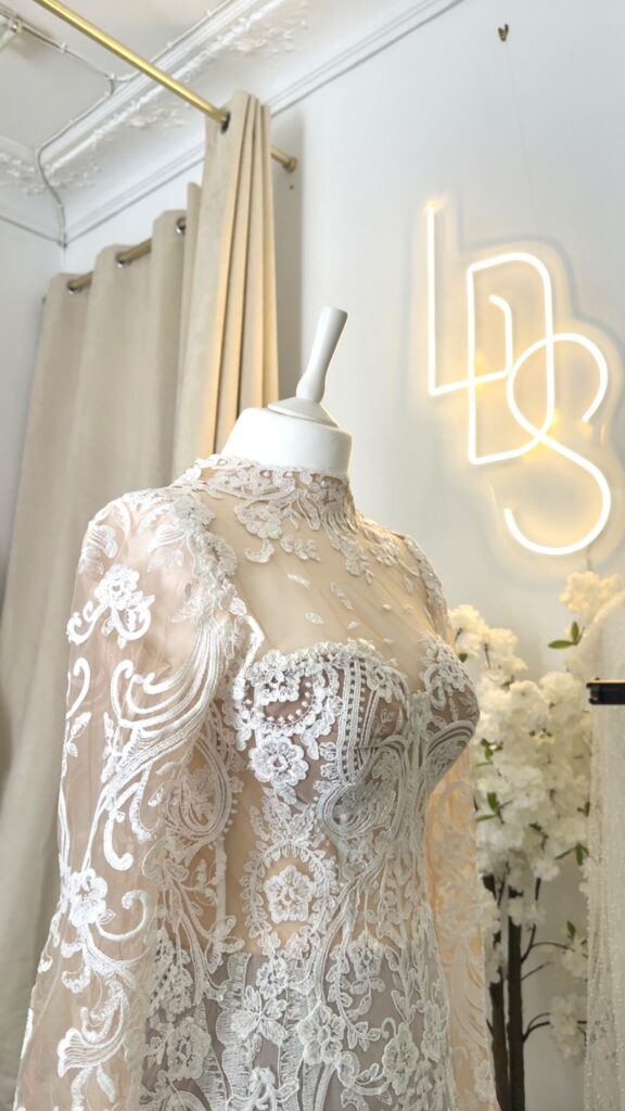Robe sur-mesure en dentelle ancienne sur tulle nude