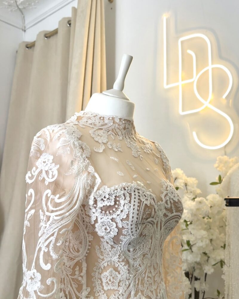 Robe sur-mesure en dentelle ancienne sur tulle nude