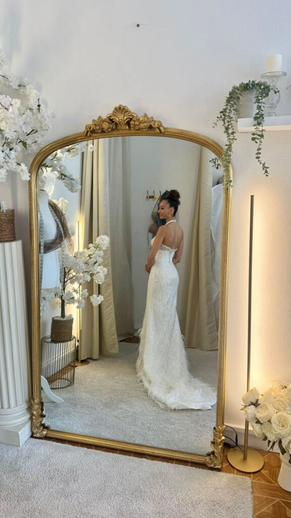 Création sur-mesure, essayage devant le miroir de l'atelier