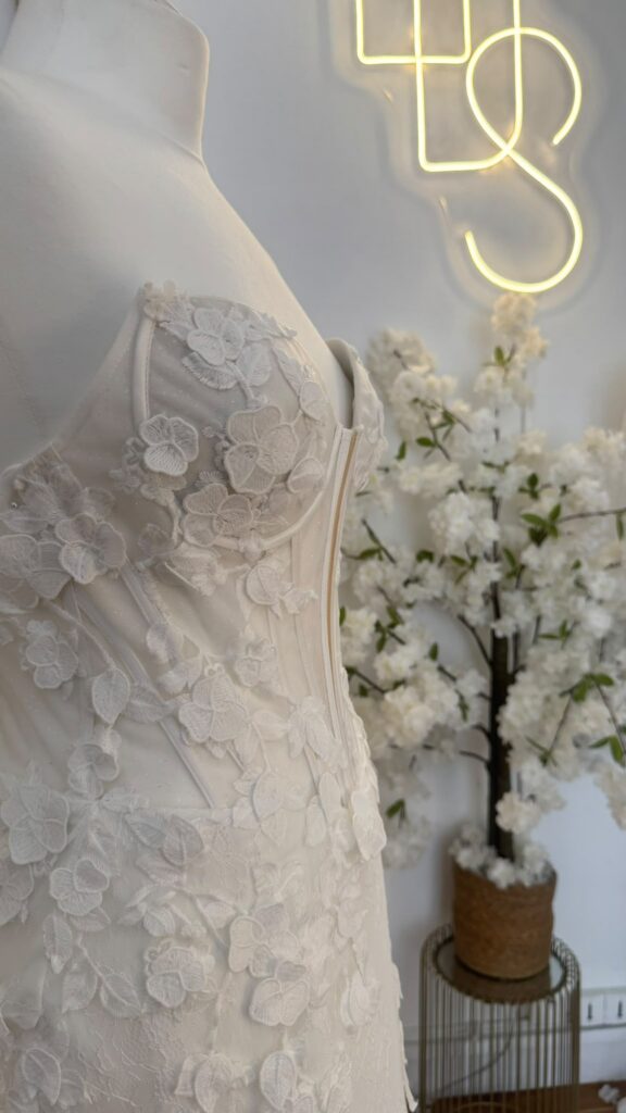 Corset sur-mesure à appliqués floraux en relief