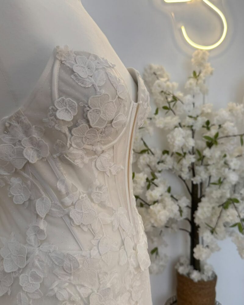Corset sur-mesure à appliqués floraux en relief