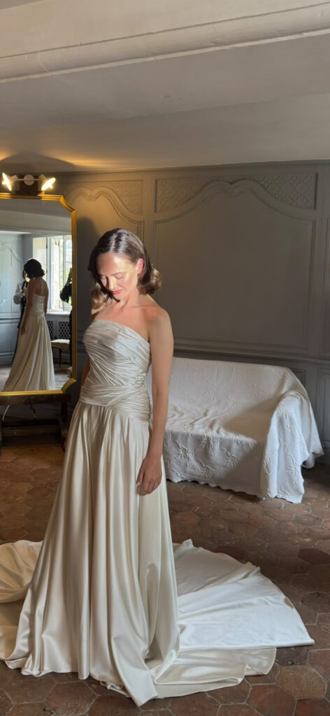 Robe de mariée en satin drapé, vue d'ensemble
