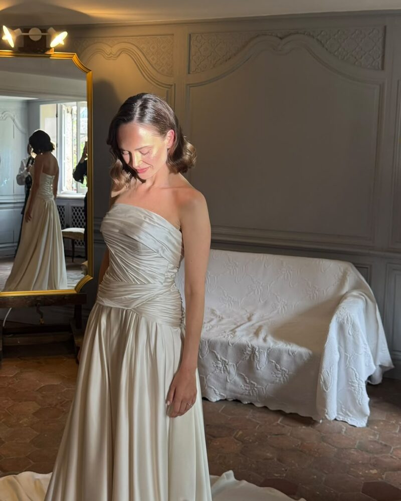 Robe de mariée en satin drapé, vue d'ensemble